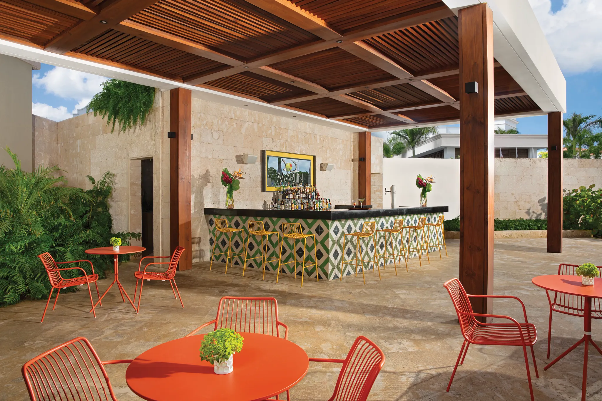 Marlin beach bar at Dreams Dominicus La Romana featuring tropical cocktails, beachfront seating, and relaxing Caribbean ocean views.