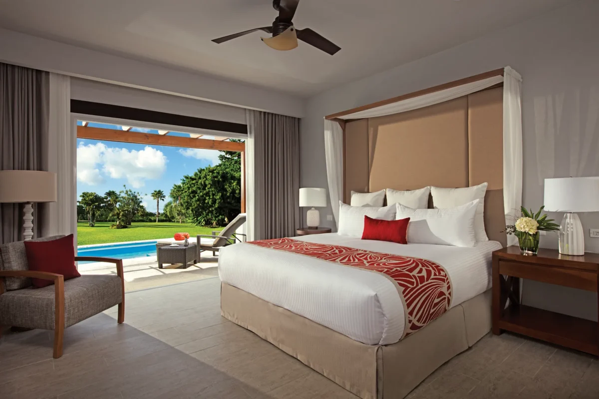Preferred Club Suite Swim-Up with king bed and private plunge pool at Dreams Dominicus La Romana Resort.