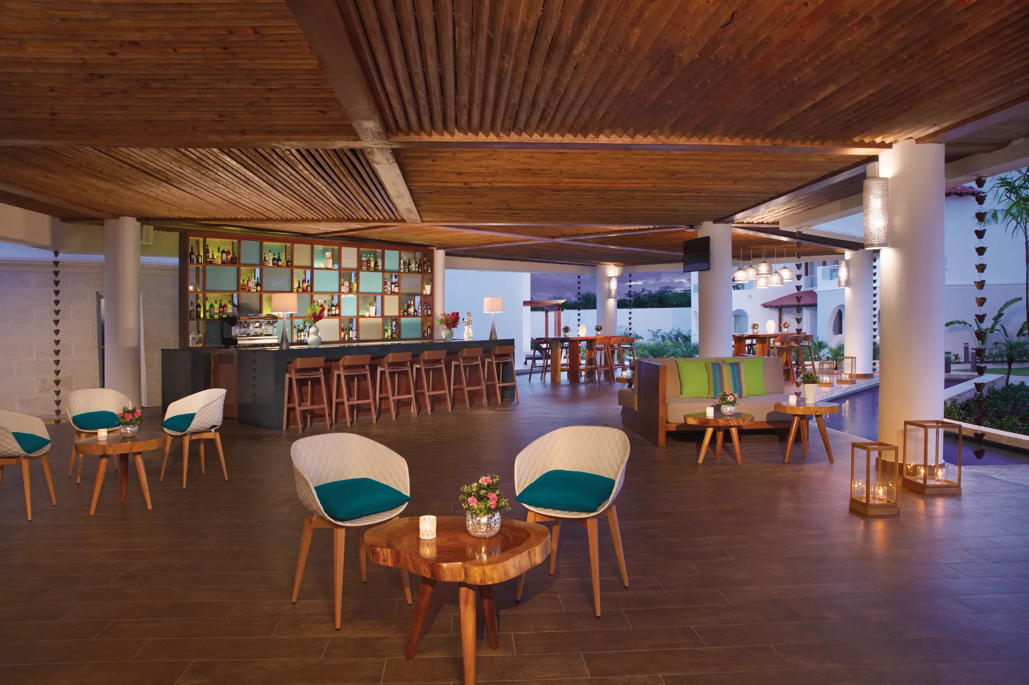 Rendezvous lobby bar at Dreams Dominicus La Romana featuring elegant lounge seating, handcrafted cocktails, and sophisticated resort ambiance.